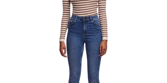 Pieces Peggy Jeans Flared in Stonewash mit hohem Bund ansehen