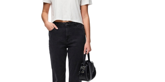 Pieces Mom Jeans Kesia in Black ansehen
