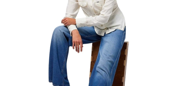 Wrangler World Wide Jeans in blauer Promises-Waschung ansehen